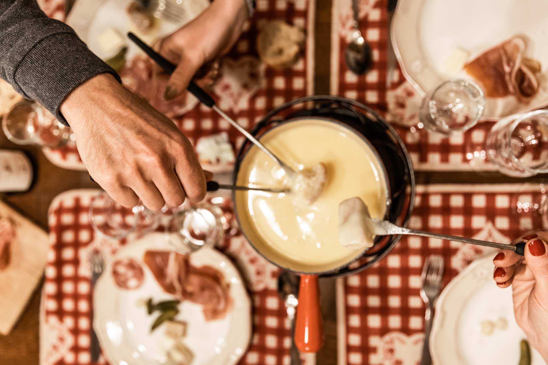 Plan Détaillé Des Personnes Brassant Un Délicieux Pot Traditionnel De Fondue  Au Fromage Suisse Liquide Chaud Fondue Image stock - Image du cuisine,  jour: 209017579