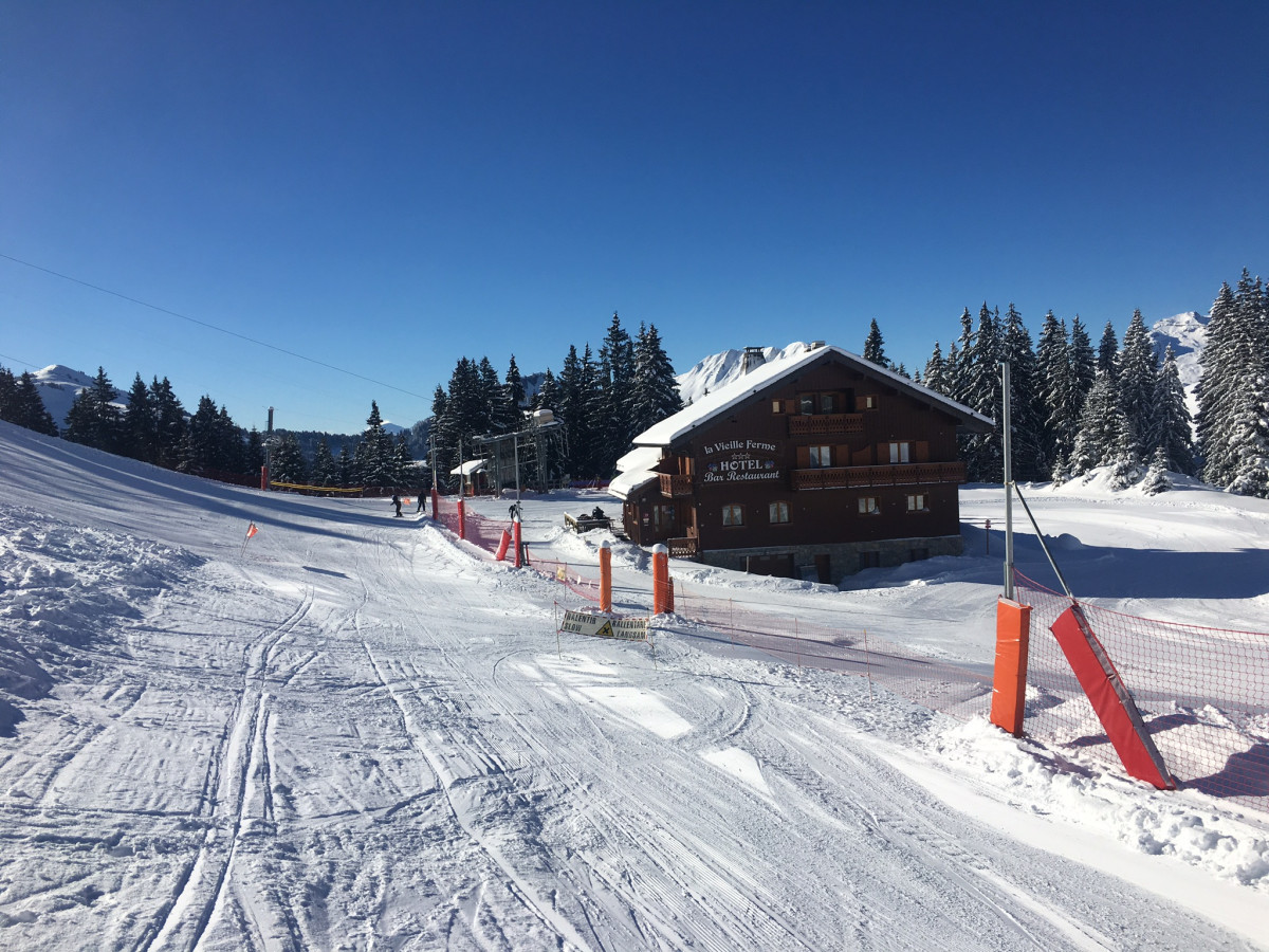 Restaurant La Vieille Ferme depuis la piste rouge Génépi