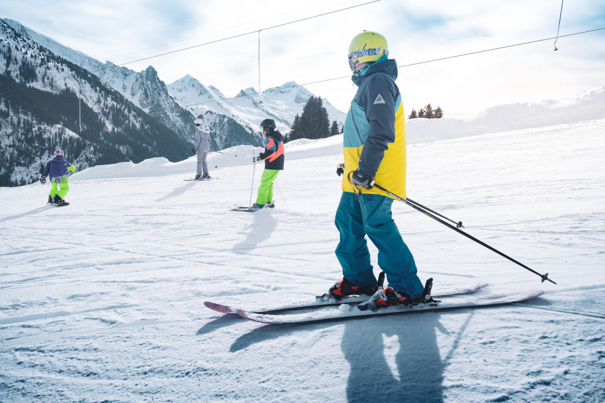 Skieurs sur le domaine skiable de Manigod
