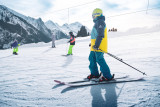 Skieurs sur le domaine skiable de Manigod