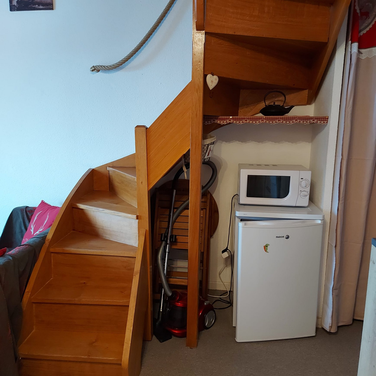 Apt 204 