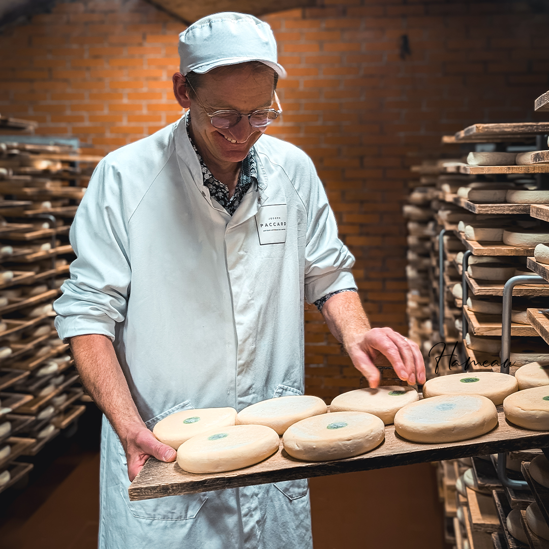 Visit the Paccard cheese-aging cave_Manigod - © OT Manigod Visit the Paccard cheese-aging cave_Manigod