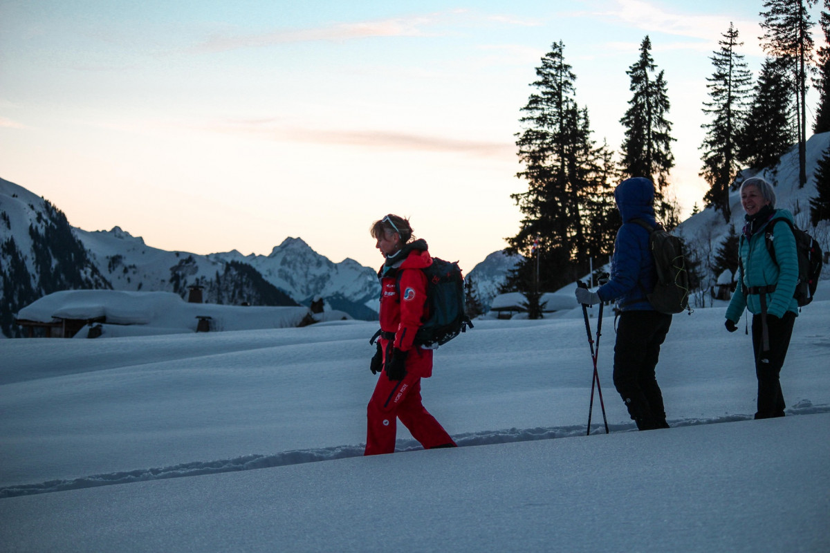 Schneeschuhwandern in der Abenddämmerung_Manigod