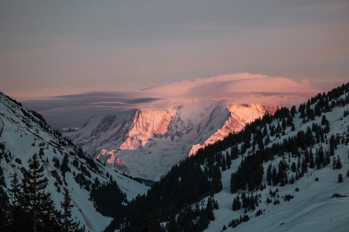 Schneeschuhwandern in der Abenddämmerung_Manigod