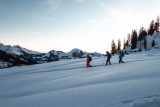 Schneeschuhwandern in der Abenddämmerung_Manigod