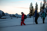 Schneeschuhwandern in der Abenddämmerung_Manigod