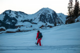 Schneeschuhwandern in der Abenddämmerung_Manigod