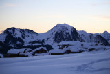 Schneeschuhwandern in der Abenddämmerung_Manigod