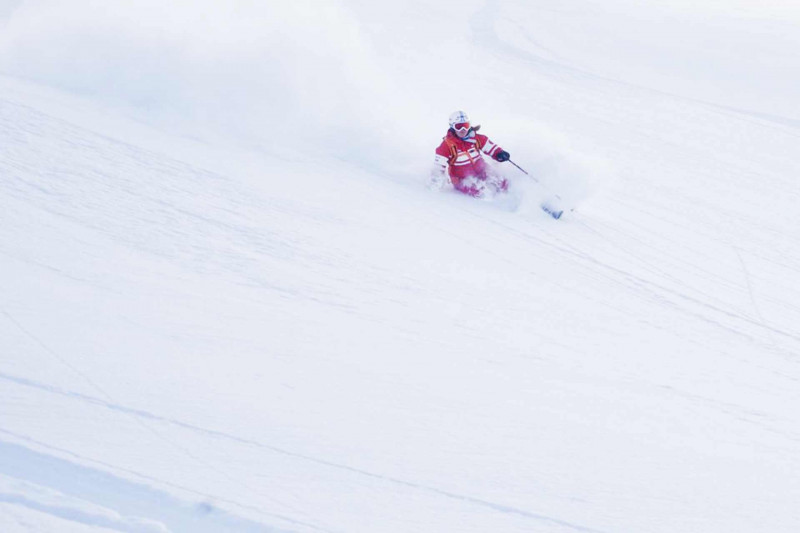 Skier en hors piste avec l'ESF_Manigod - © OT de Manigod Skier en hors piste avec l'ESF_Manigod