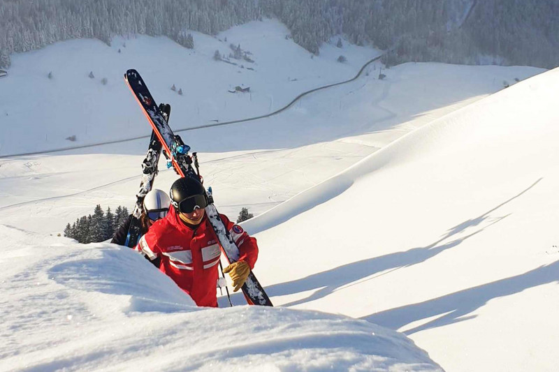 Skier en hors piste avec l'ESF_Manigod - © OT de Manigod Skier en hors piste avec l'ESF_Manigod