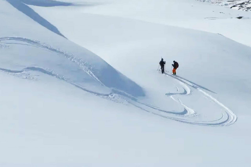 Skier en hors piste avec l'ESF_Manigod - © OT de Manigod Skier en hors piste avec l'ESF_Manigod