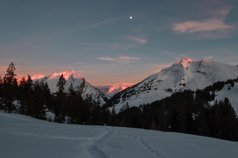 Twilight snowshoeing outing_Manigod